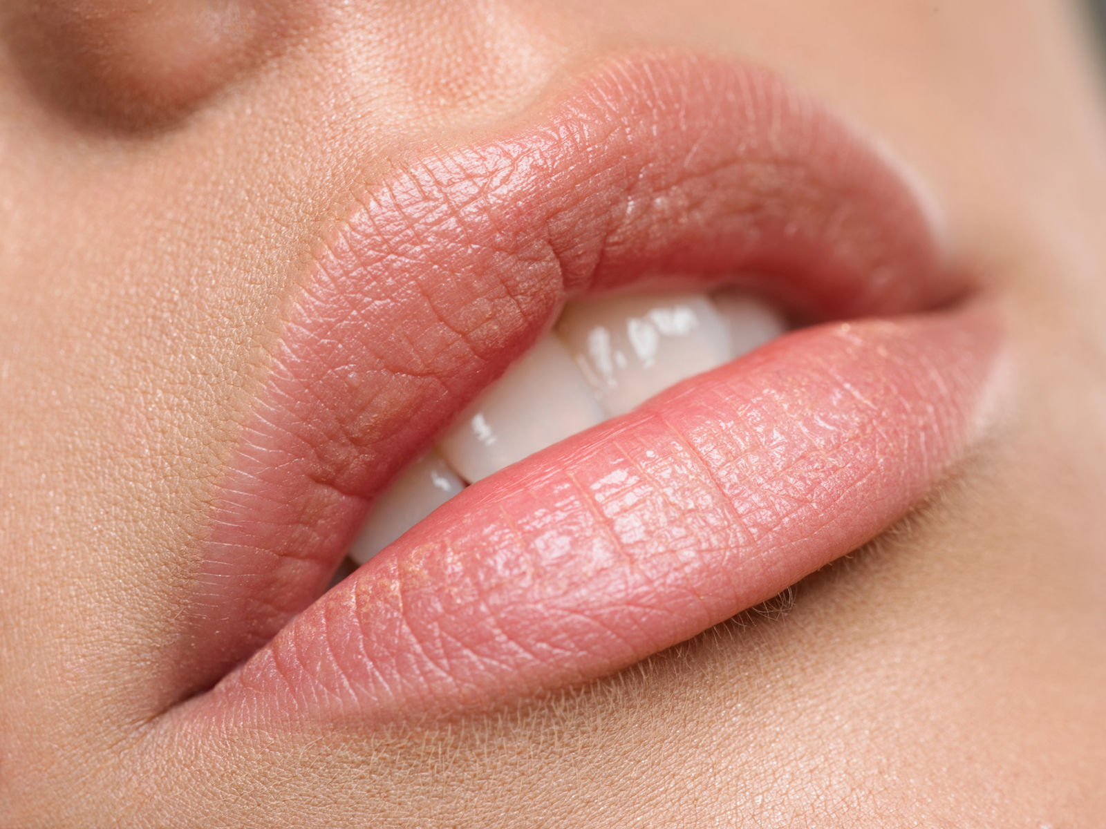Permanent Make-up für Lippen: sanfte Farbe und betonte Lippenkonturen.